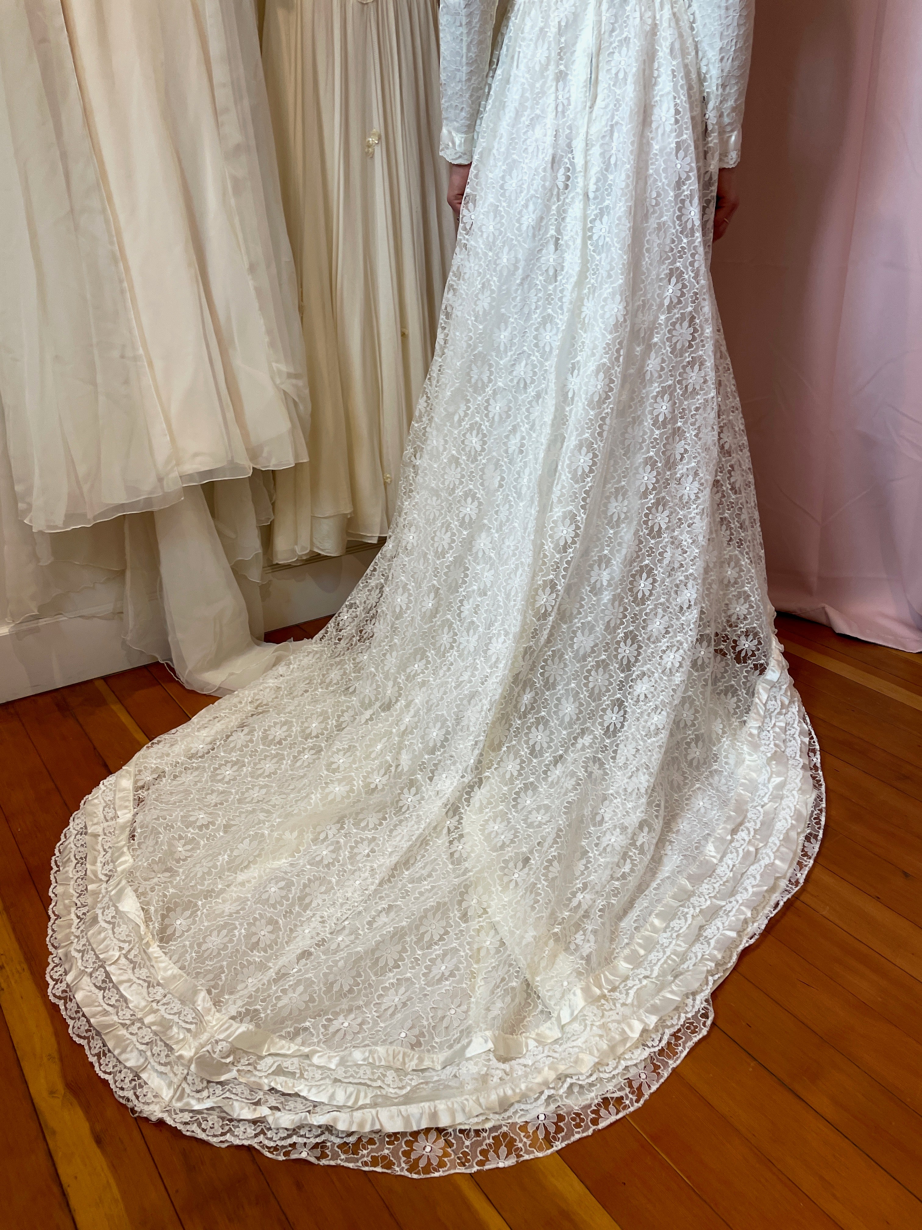 1970s Ruffle Collar Daisy Lace Ribbon Dress