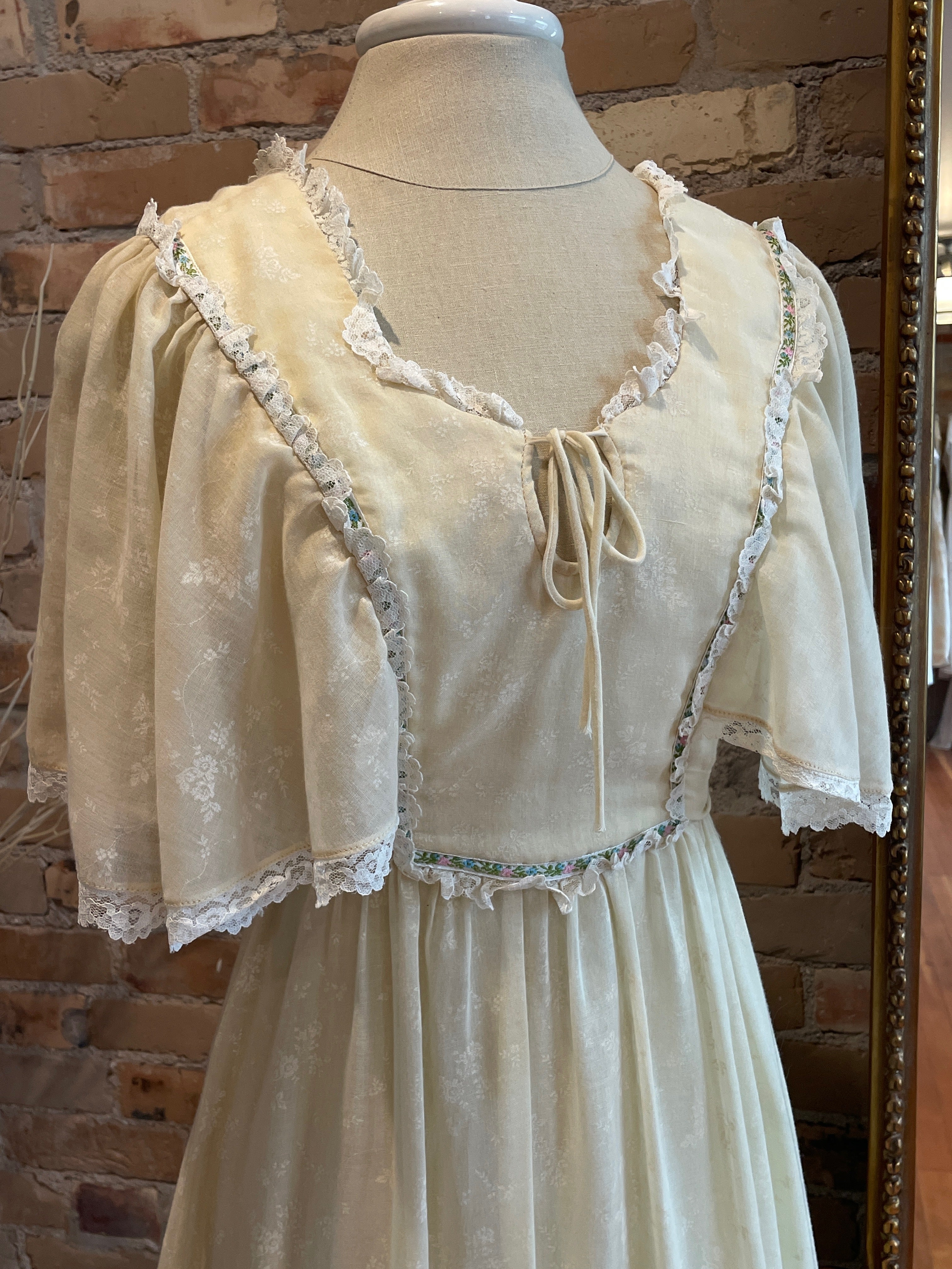 1970s Cream w/ White Florals Ribbon & Lace Trim