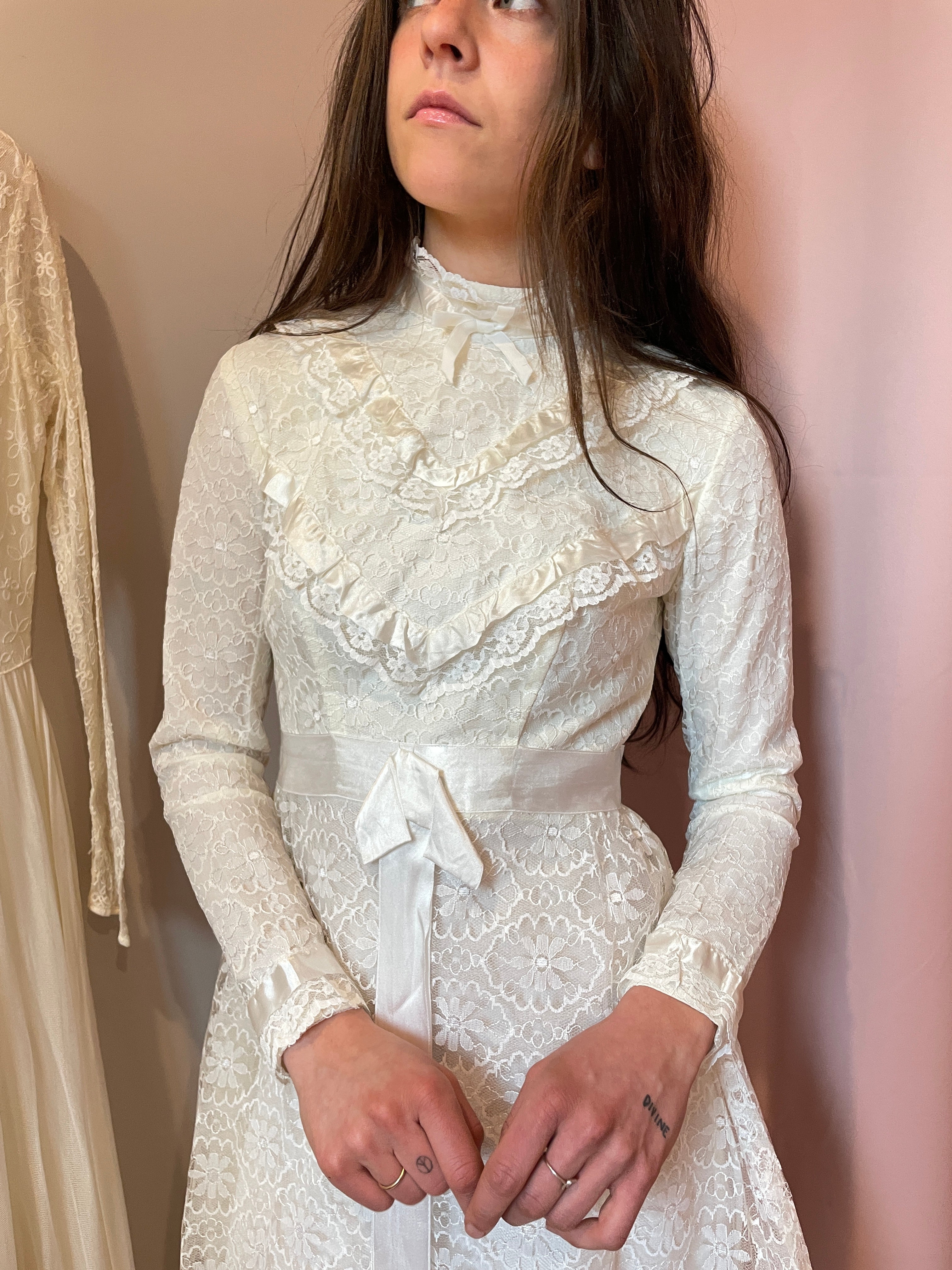 1970s Ruffle Collar Daisy Lace Ribbon Dress